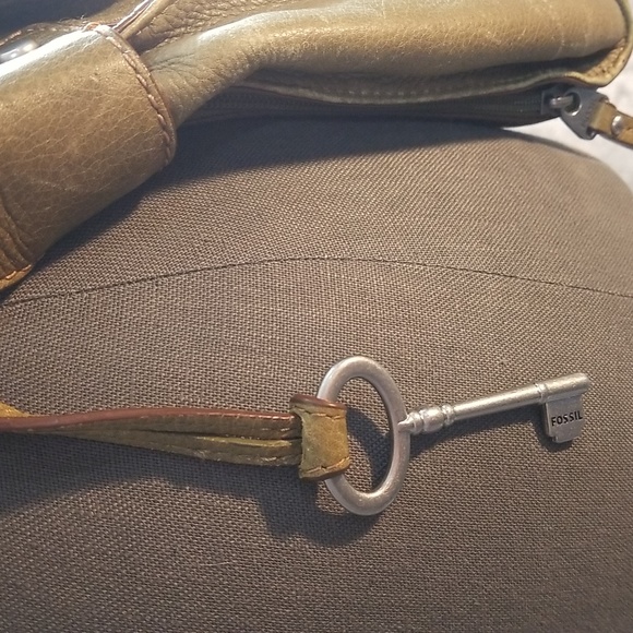 Fossil green leather cross body purse appears never used - key decoration - Picture 8 of 17